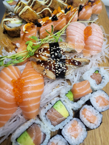 sushi nigiri lachs maki uramaki crunchy roll unagi